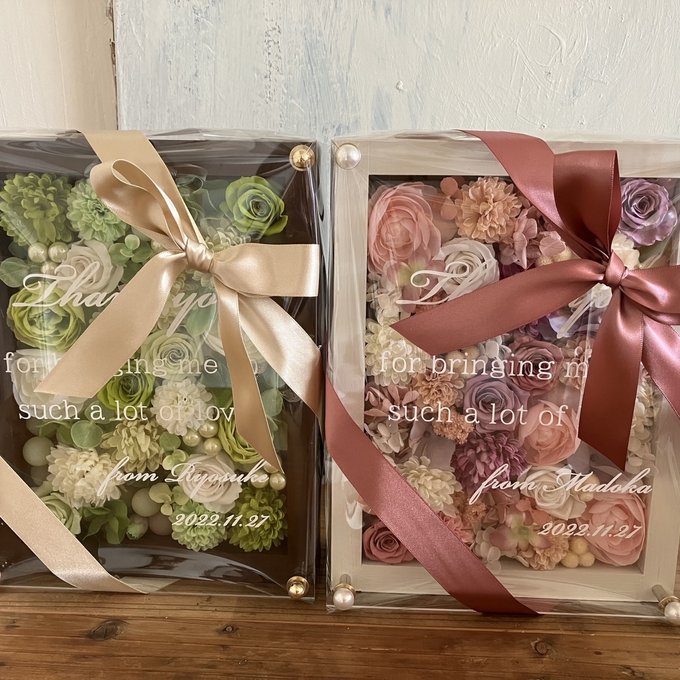 結婚式両親贈呈品 2個セット｜プリザーブドフラワーアレンジ 白枠〈ピンクパープル白〉＆茶枠〈白グリーン〉文字入れ 3