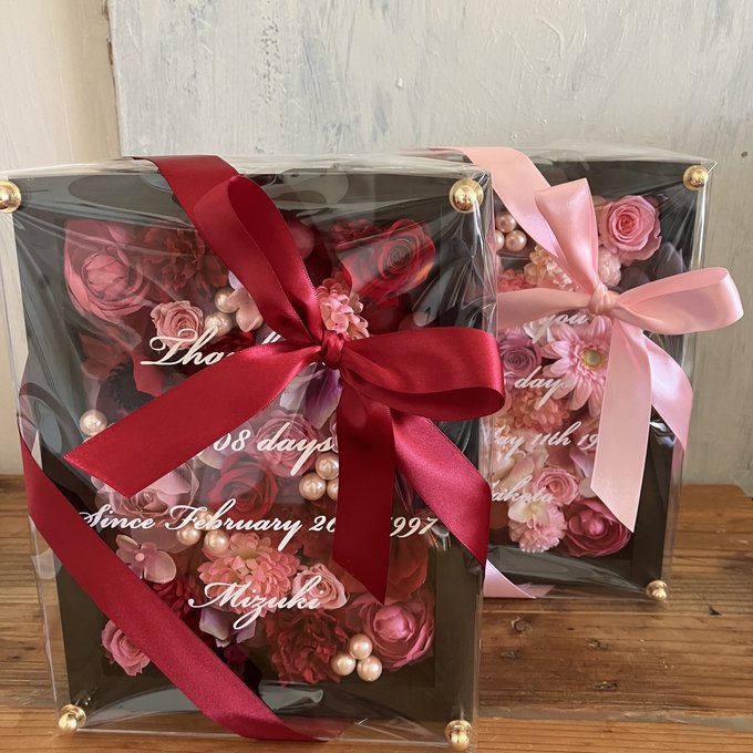 結婚式両親贈呈品 2個セット｜プリザーブドフラワーアレンジ 黒枠〈ピンク＆赤ピンク〉文字入れ 3