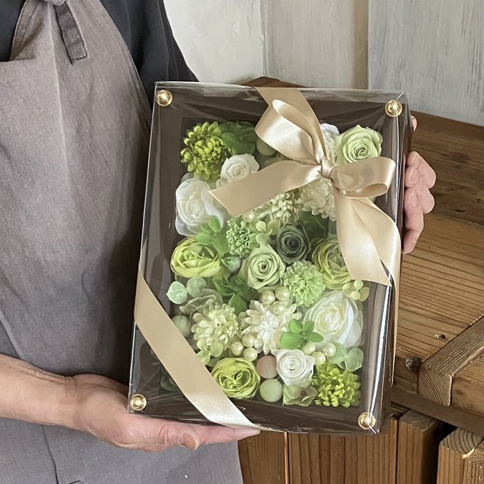 結婚式両親贈呈品 2個セット｜プリザーブドフラワーアレンジ 茶枠〈白グリーンペア〉文字入れ 2