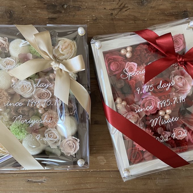 結婚式両親贈呈品 2個セット｜プリザーブドフラワーアレンジ 白枠〈赤ピンク〉＆茶枠〈ベージュグリーン〉文字入れ 3