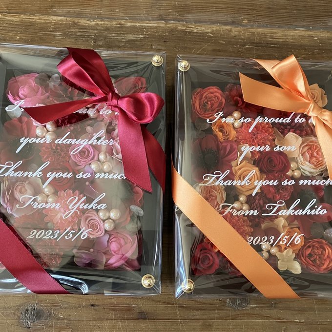結婚式両親贈呈品 2個セット｜プリザーブドフラワーアレンジ 茶枠〈赤オレンジ〉＆黒枠〈赤ピンク〉文字入れ 2
