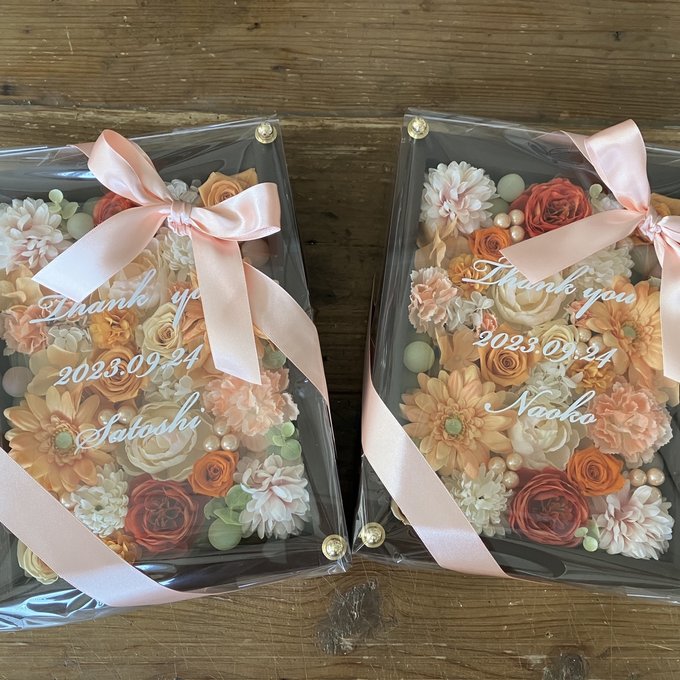 結婚式両親贈呈品 2個セット｜プリザーブドフラワーアレンジ 茶枠〈オレンジ白ベージュペア〉文字入れ 2