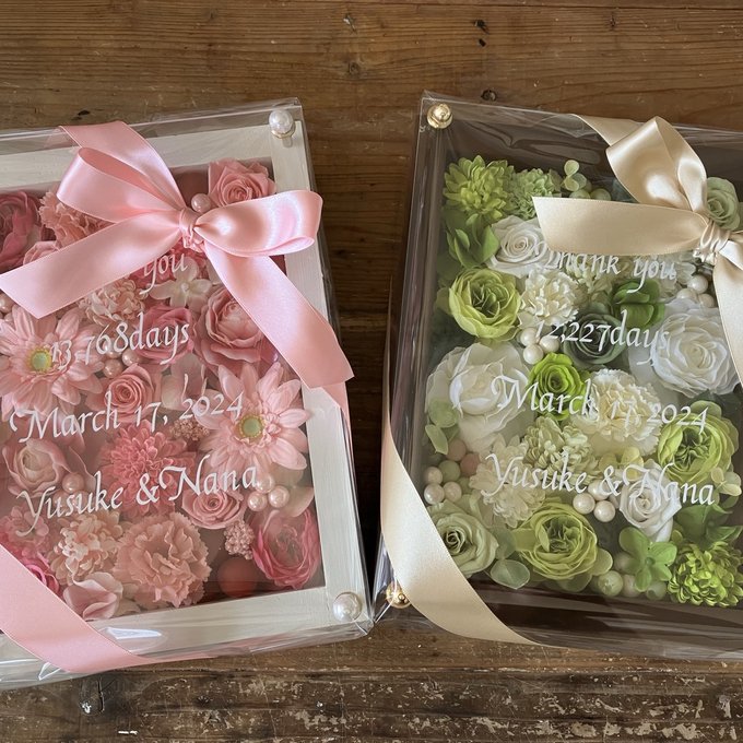 結婚式両親贈呈品 2個セット｜プリザーブドフラワーアレンジ 白枠〈ピンク〉＆茶枠〈白グリーン〉文字入れ 2
