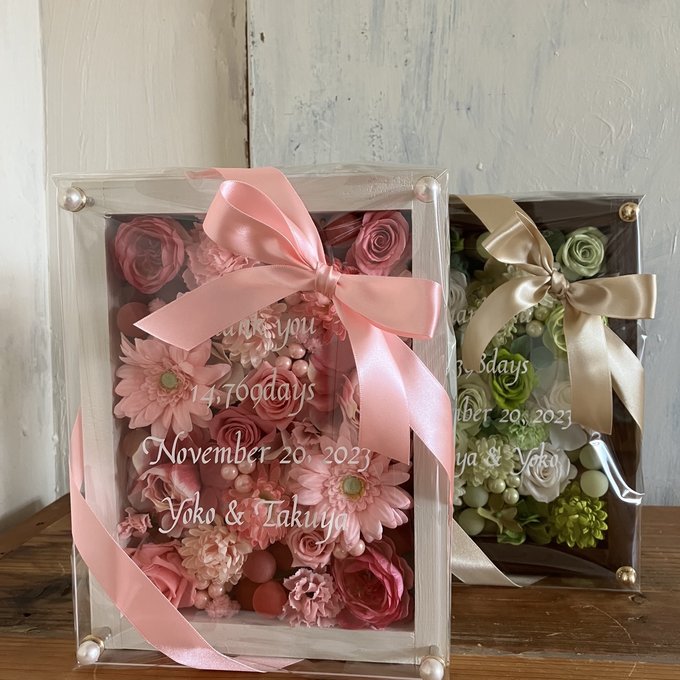 結婚式両親贈呈品 2個セット｜プリザーブドフラワーアレンジ 白枠〈ピンク〉＆茶枠〈白グリーン〉文字入れ 4