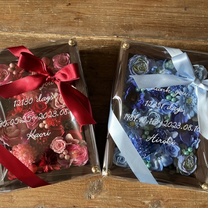 結婚式両親贈呈品 2個セット｜プリザーブドフラワーアレンジ 茶枠〈赤ピンク＆ブルー〉文字入れ 2
