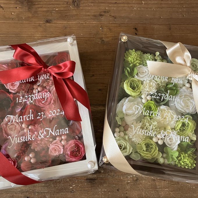 結婚式両親贈呈品 2個セット｜プリザーブドフラワーアレンジ 白枠〈赤ピンク〉＆茶枠〈白グリーン〉文字入れ 2