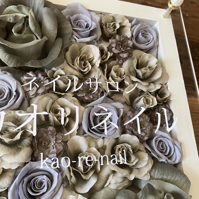 結婚祝い・退職祝い・開店祝いに｜プリザーブドフラワーアレンジ 白枠〈グレーバラ〉オーダーメイド文字入れ 4