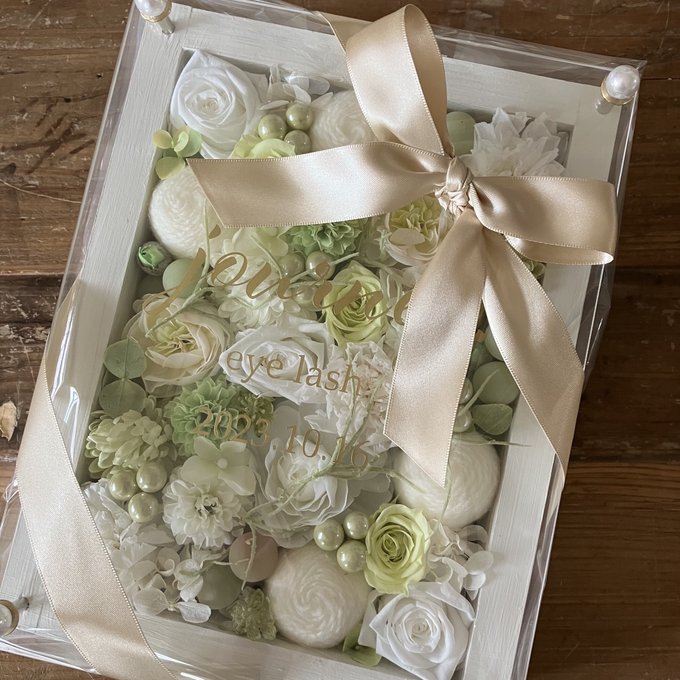 結婚祝い・結婚記念日・開店祝いに｜プリザーブドフラワーアレンジ 白枠〈白グリーン〉ゴールド文字入れ 2