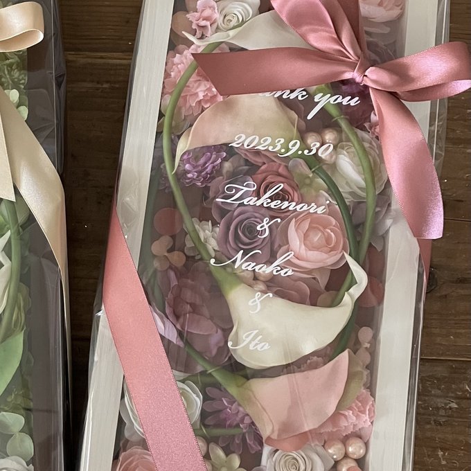 両親贈呈品・結婚祝い・退職祝いに｜プリザーブドフラワーアレンジ 白枠ロング〈ピンクパープル白〉文字入れ 2