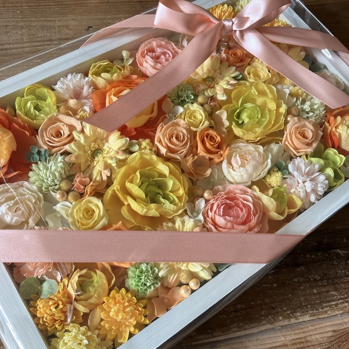 ウェルカムボード・結婚祝い・開店祝いに｜プリザーブドフラワーアレンジ 白枠〈淡いイエローオレンジ〉文字入れ 2