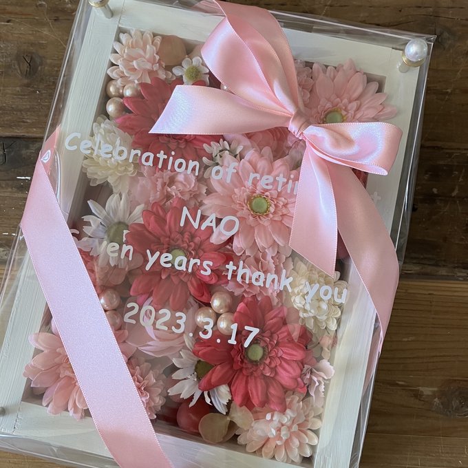 退職祝い・結婚祝い・お誕生日ギフトに｜フレームアレンジメント 白枠〈ピンク〉文字入れ 2