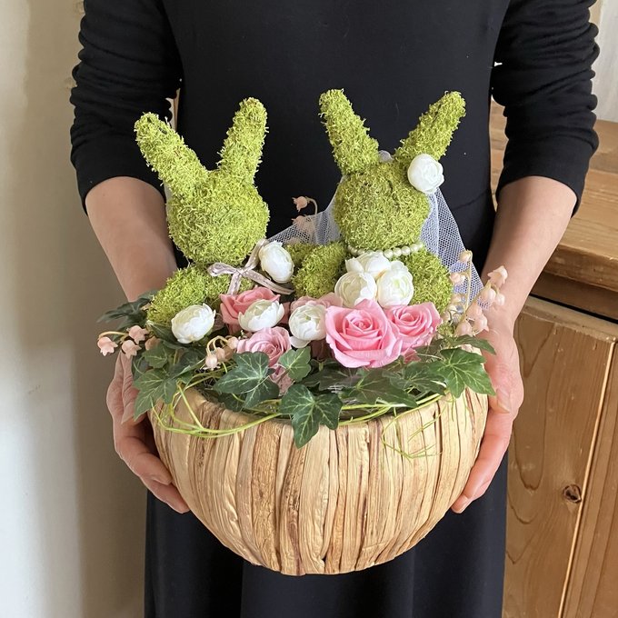 結婚祝い・ウェルカムスペースに｜ウェディングドール付きプリザーブドフラワーアレンジ〈苔ウサギ新郎新婦〉 2