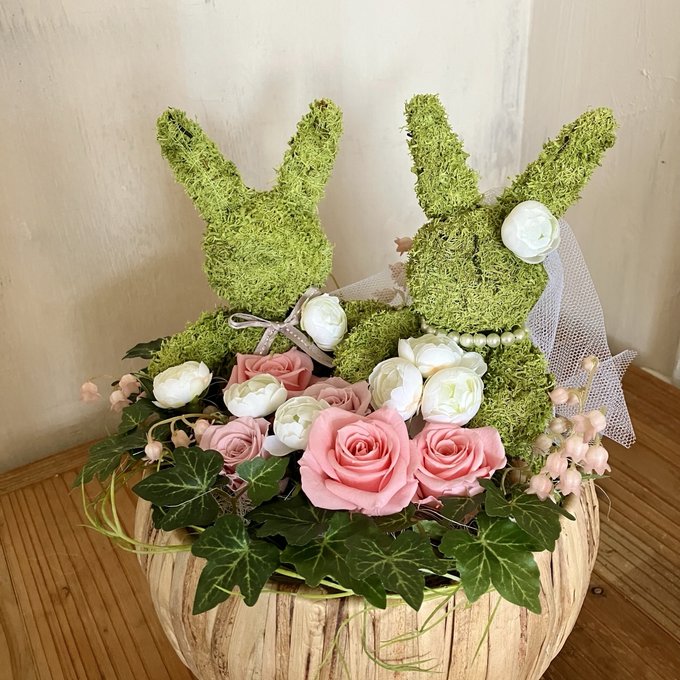 結婚祝い・ウェルカムスペースに｜ウェディングドール付きプリザーブドフラワーアレンジ〈苔ウサギ新郎新婦〉 3
