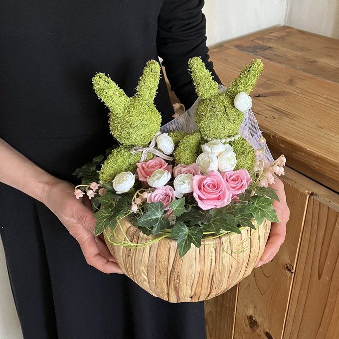 結婚祝い・ウェルカムスペースに｜ウェディングドール付きプリザーブドフラワーアレンジ〈苔ウサギ新郎新婦〉 4