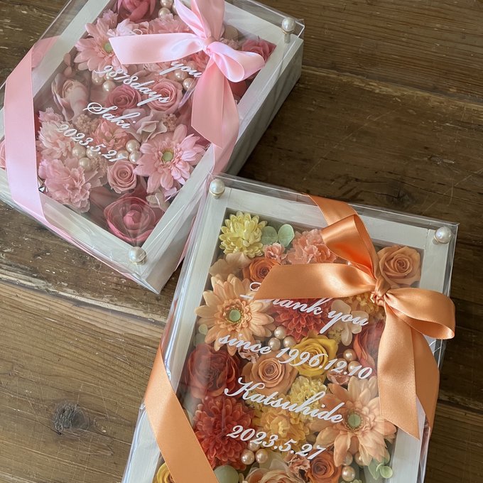結婚式両親贈呈品 2個セット｜プリザーブドフラワーアレンジ 白枠〈ピンク＆イエローオレンジ〉文字入れ 2