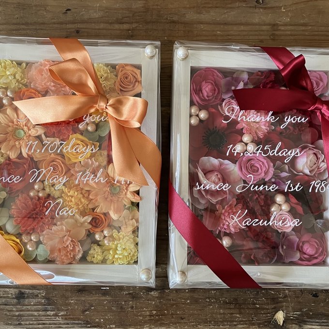 結婚式両親贈呈品 2個セット｜プリザーブドフラワーアレンジ 白枠〈赤ピンク＆イエローオレンジ〉文字入れ 2