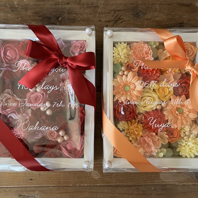 結婚式両親贈呈品 2個セット｜プリザーブドフラワーアレンジ 白枠〈赤ピンク＆イエローオレンジ〉文字入れ 3