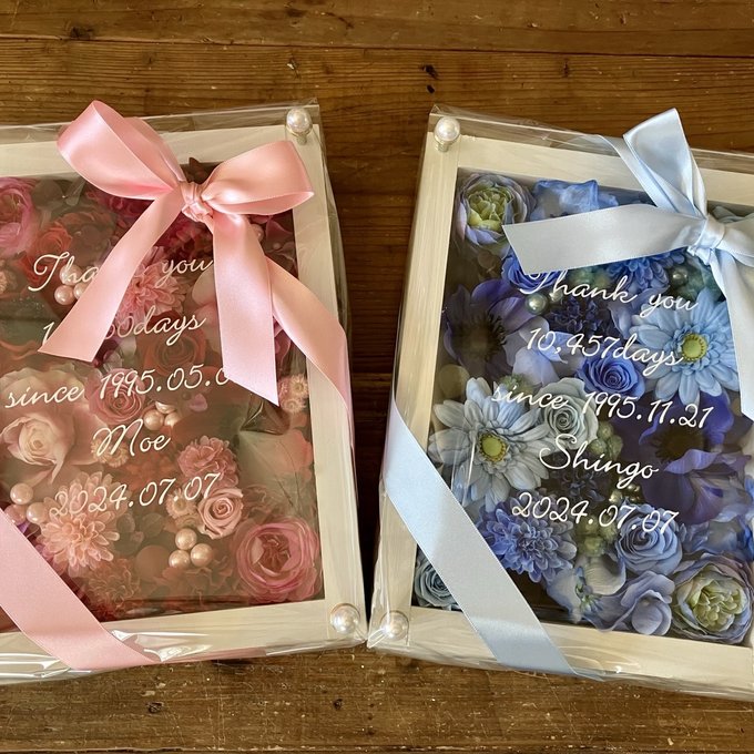 結婚式両親贈呈品 2個セット｜プリザーブドフラワーアレンジ 白枠〈赤ピンク＆ブルー〉文字入れ 2