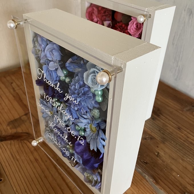 結婚式両親贈呈品 2個セット｜プリザーブドフラワーアレンジ 白枠〈赤ピンク＆ブルー〉文字入れ 4