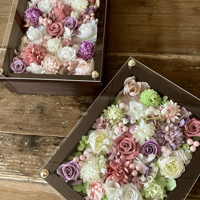 結婚式両親贈呈品 2個セット｜プリザーブドフラワーアレンジ 白枠〈パープルピンク白＆パープルピンク白グリーン〉文字入れ 2