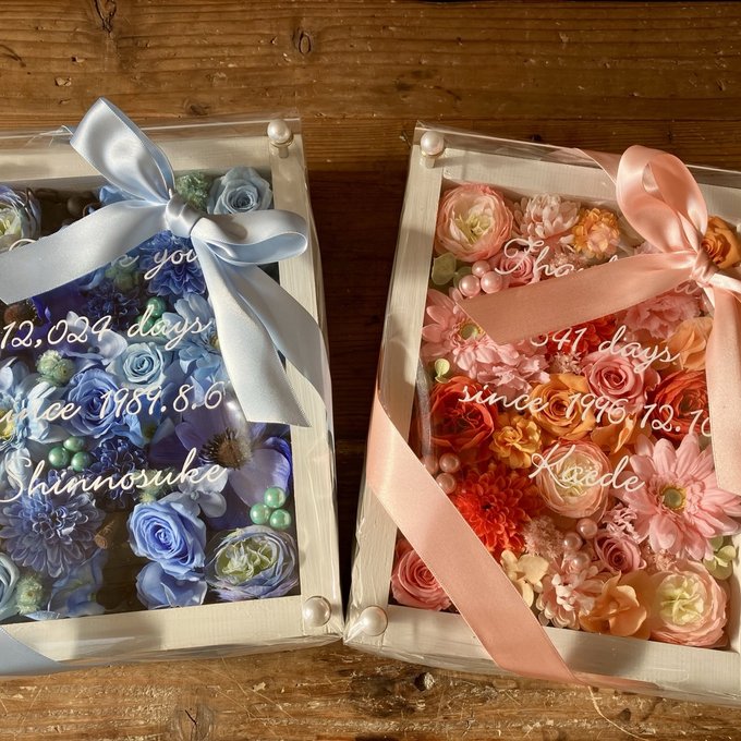 結婚式両親贈呈品 2個セット｜プリザーブドフラワーアレンジ 白枠〈ピンクオレンジ＆ブルー〉文字入れ 2